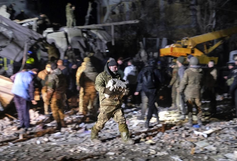 Rusya'dan Ukrayna'ya füzeli saldırı! Apartman yerle bir oldu: Çok sayıda ölü ve yaralılar var - Resim: 3