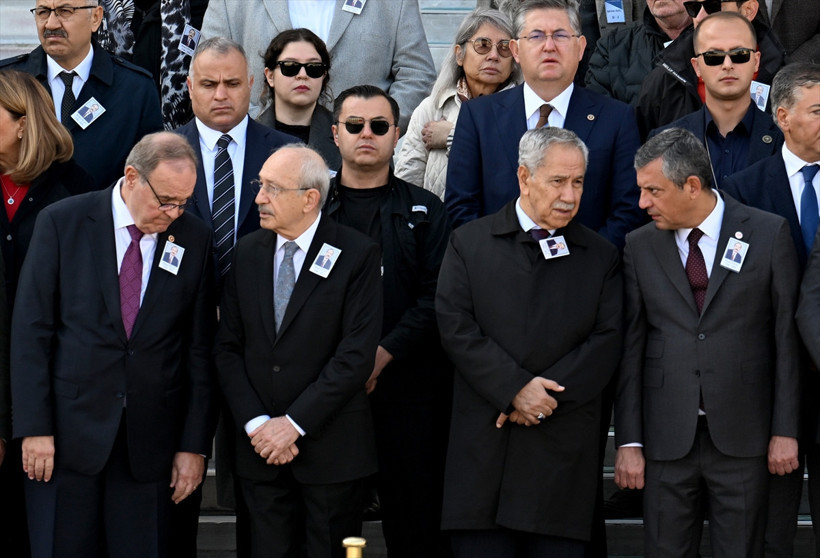 Özgür Özel ile Kemal Kılıçdaroğlu cenaze töreninde tokalaştı! O anlar böyle görüntülendi - Resim: 6