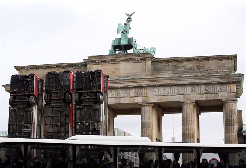 İnsanlık dramına 'otobüs barikatları' ile dikkat çekti! - Resim: 4