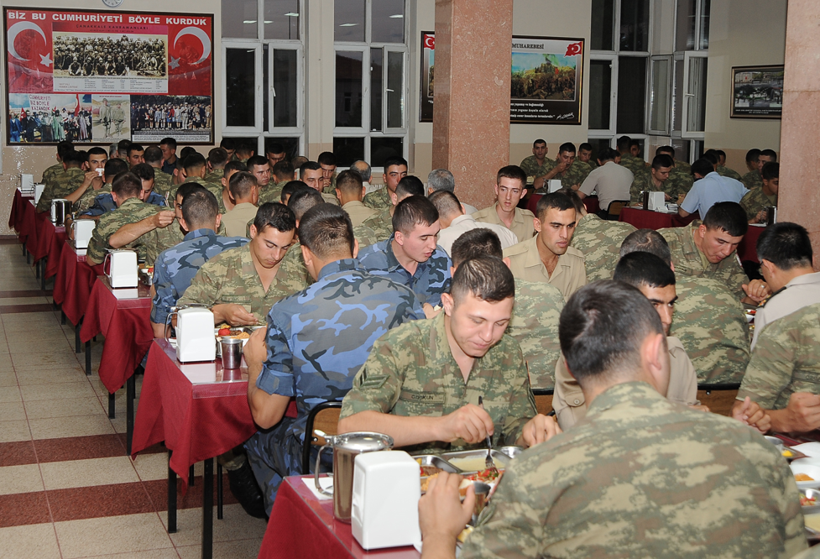 Necdet Özel askerlerle iftar yaptı - Resim: 4