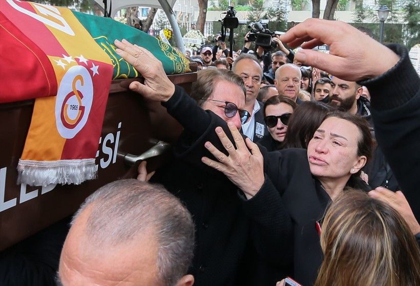 Demet Akbağ eşi Zafer Çika'nın tabutunu taşımak istedi ağlatan anlar - Resim: 3