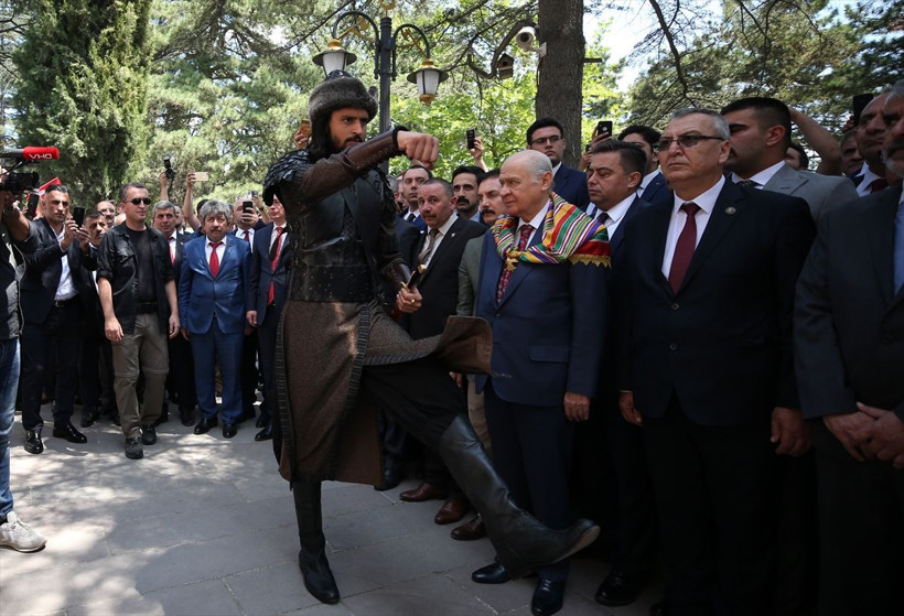 Bahçeli Ertuğrul Gazi Türbesi'ni ziyaret etti "Saygı Nöbeti" değişimini izledi - Resim: 4