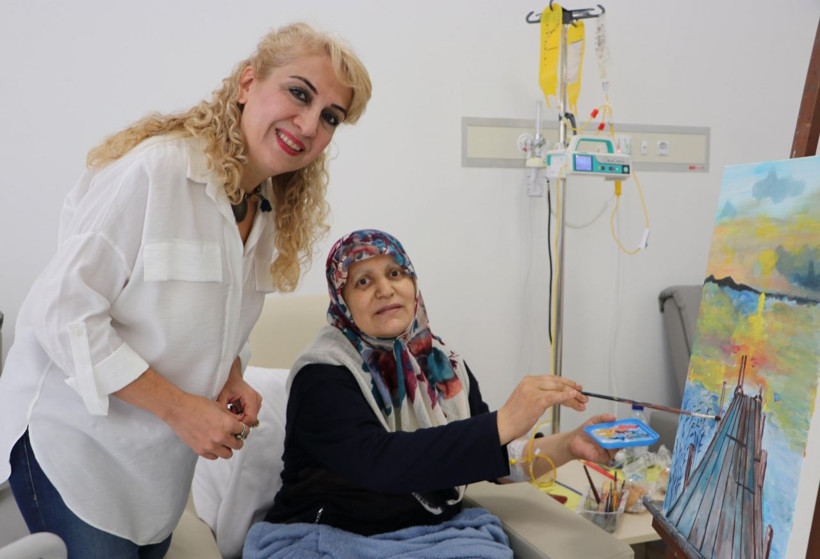 Bir ellerinde serum bir ellerinde fırça! Onkoloji servisi atölyeye dönüştü - Resim: 2