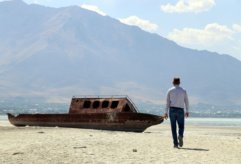 Van Gölü'ndeki görüntü ürküttü! Küresel ısınmayla göl 200 metre çekildi - Resim: 2