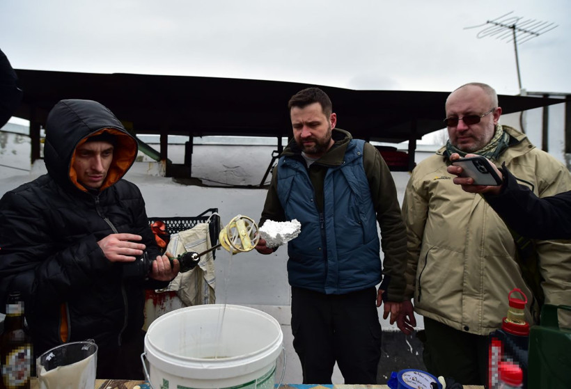 Ukrayna sokaklarında sivillere molotof yapma eğitimi veriliyor - Resim: 1