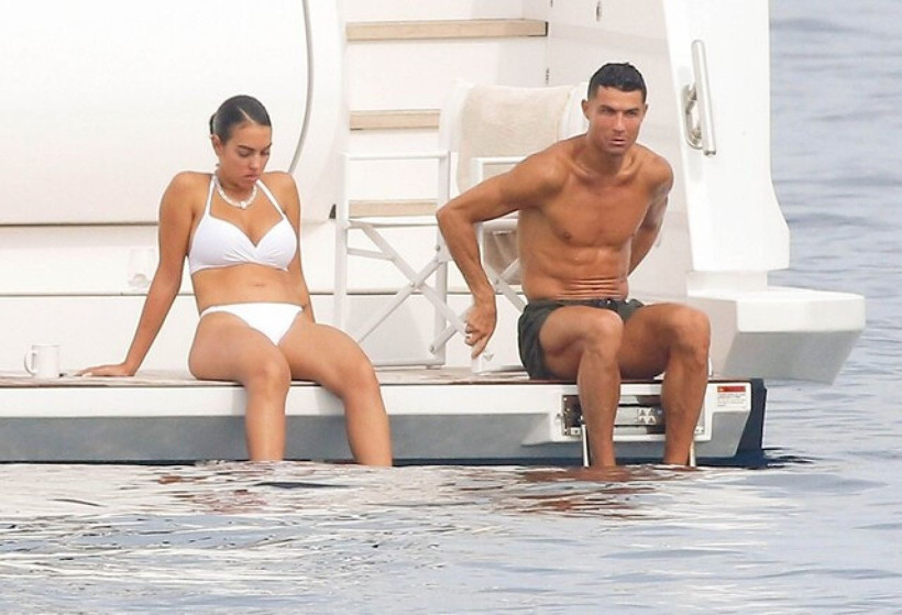 Ronaldo'dan şaşırtan teklif! 2 çocuğunun annesi olan sevgilisine 9 yıl sonra evlilik teklif etti - Resim: 1