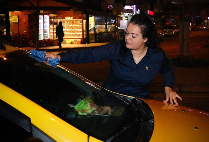 Kadın taksici, İzmir sokaklarında geceleri direksiyon sallıyor! - Resim: 2