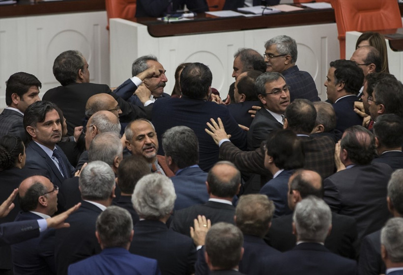 HDP ve AK Partili vekiller yumruklaştı kadın vekiller şok etti - Resim: 3