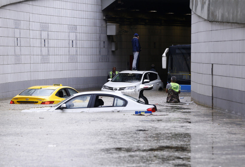 Alt geçitte mahsur kalanlar omuzlarda taşındı - Resim: 4