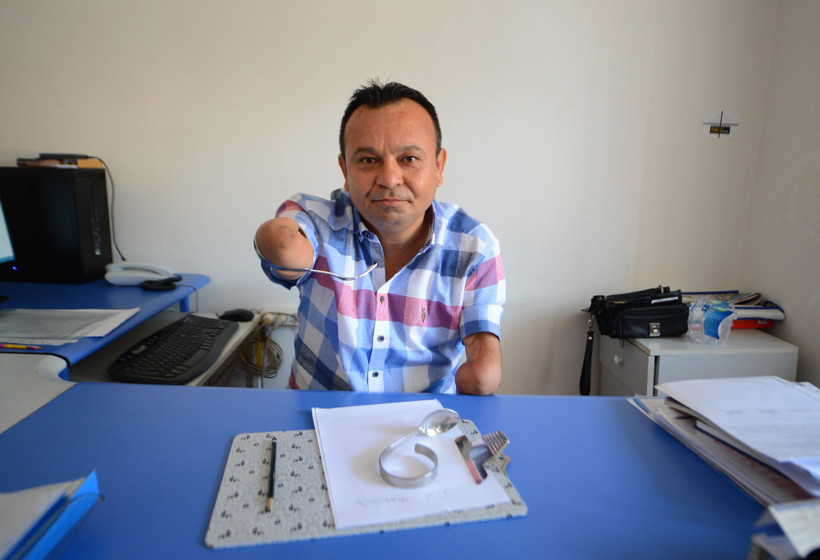 İki kolu olmayan öğretmenden öğrencilere destek - Resim: 1