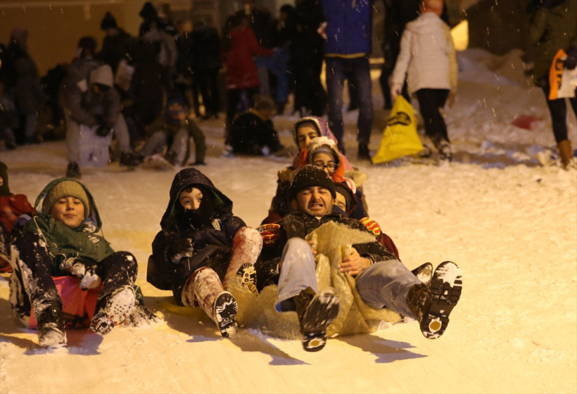 Mahalleli yokuşu kayak pistine çevirdi - Resim: 1