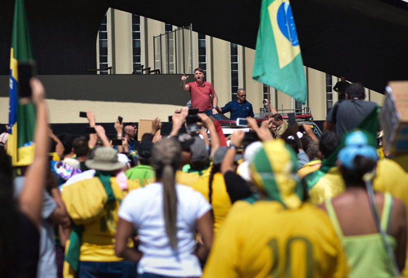 Koronavirüs önlemlerine karşı Cumhurbaşkanı sokağa çıkıp eyleme katıldı! Öksürüğe boğuldu - Resim: 3