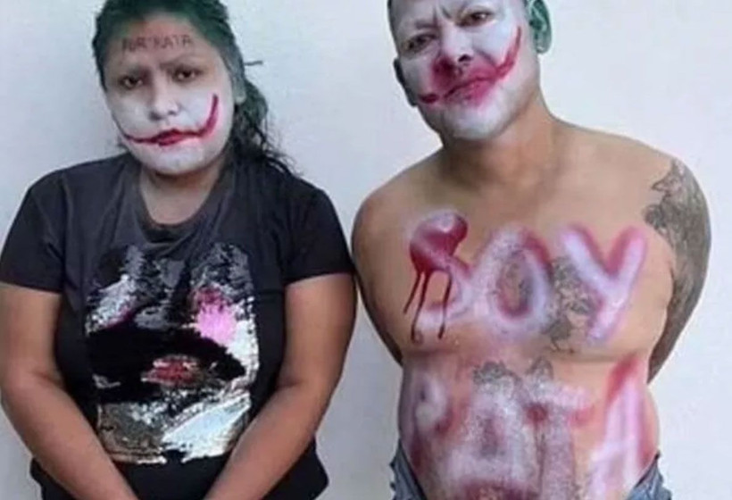 'Joker' gibi boyayıp üstü çıplak direğe bağladılar! Alınlarına ve göğüslerine yazılanlar şok etti - Resim: 4