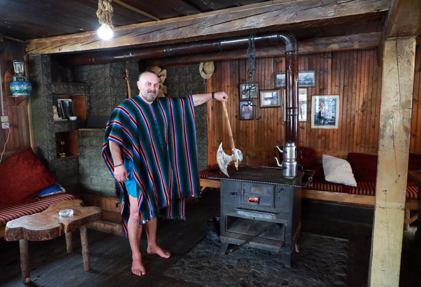 'Kaçkarlı Viking' buz tutmuş gölde yüzüyor baltası ile buzları kırarak ördekleri kurtlardan koruyor - Resim: 1