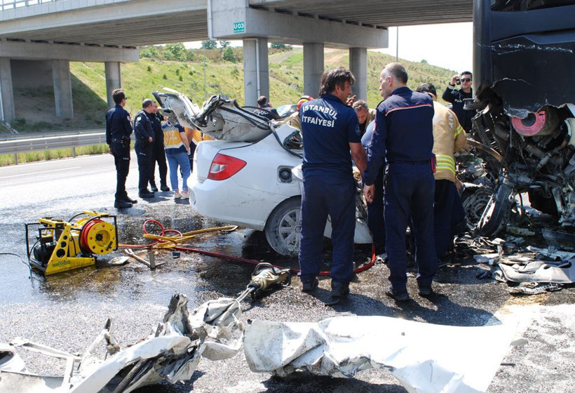 Kuzey Marmara Otoyolu'nda korkunç kaza! Aracın önü yok oldu ölü ve yaralılar var - Resim: 1