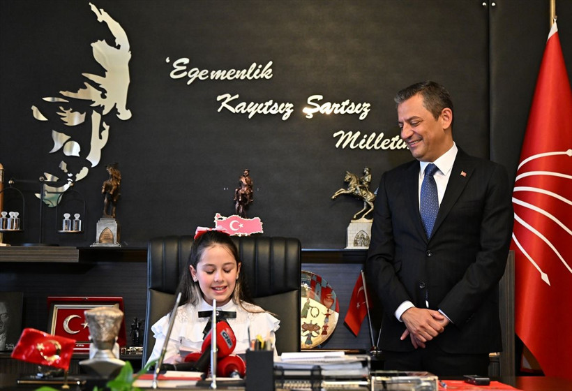 CHP Genel Başkanı Özgür Özel, TBMM'deki koltuğunu 5. sınıf öğrencisi Dora'ya devretti - Resim: 4