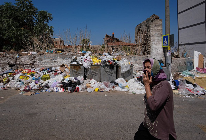 İzmir'de çöp dağları oluştu! Görüntü de korku da korkunç halde - Resim: 1
