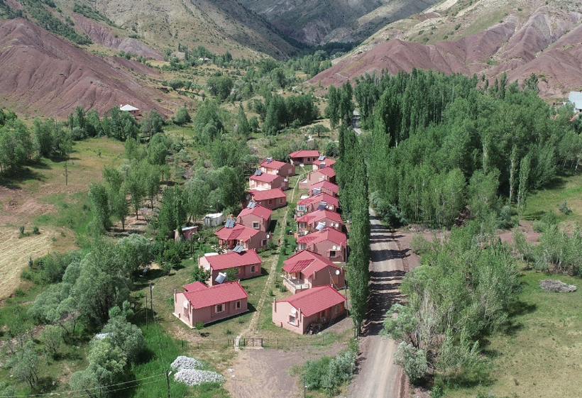 Tüm evler birbirinin aynısı! Sivas'ta ünlü iş adamı Bolucan köyünü yeniden inşa etti - Resim: 1