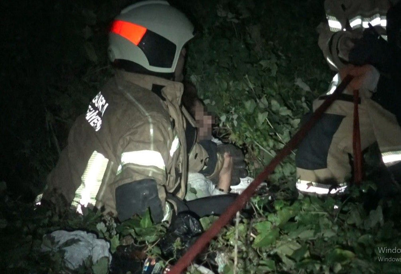 Uçuruma yuvarlanan kadın cep telefonu bulunmadan kurtarılmak istemedi - Resim: 4
