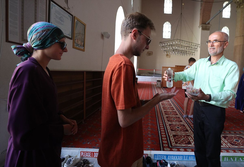 Camiye gelen turistlere 25 dilde hitap edip abdest almayı öğretiyor - Resim: 2