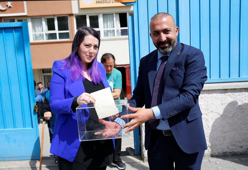 Sandık başında evlilik teklif etti! Ümit Özdağ'ın danışmanı oy pusulası bastırıp... - Resim: 1