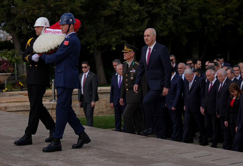 TBMM Başkanı Kurtulmuş başkanlığındaki devlet erkanı, Anıtkabir'i ziyaret etti - Resim: 1