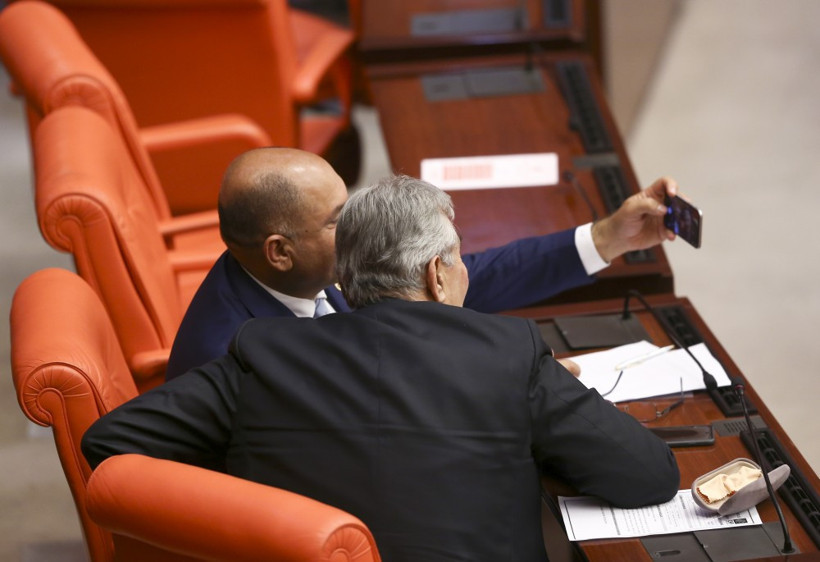 Deniz Baykal'ı şaşırtan kareler! Vekiller gösterince... - Resim: 4