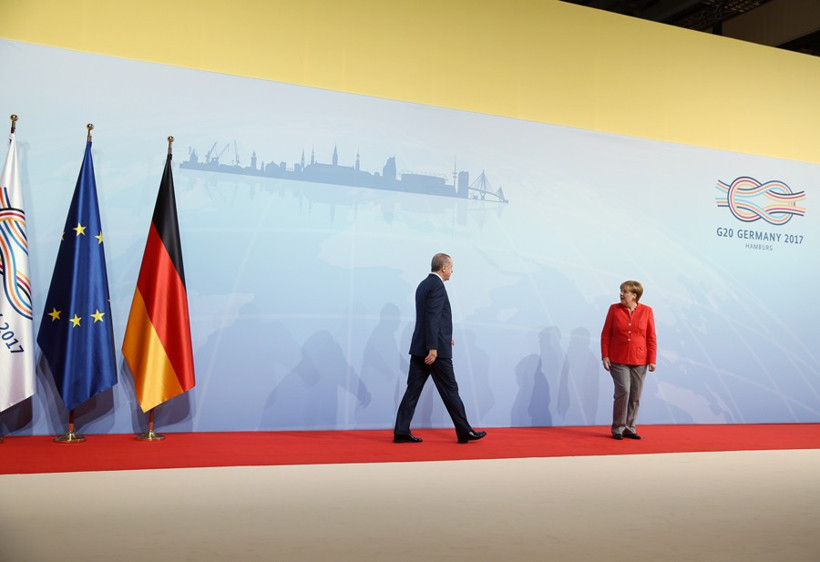 Merkel ile Erdoğan öyle bir tokalaştı ki - Resim: 1