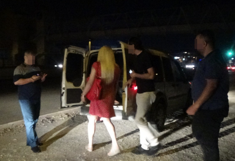 Sokak ortasındaki fuhuş rezaletine şok baskın! - Resim: 3
