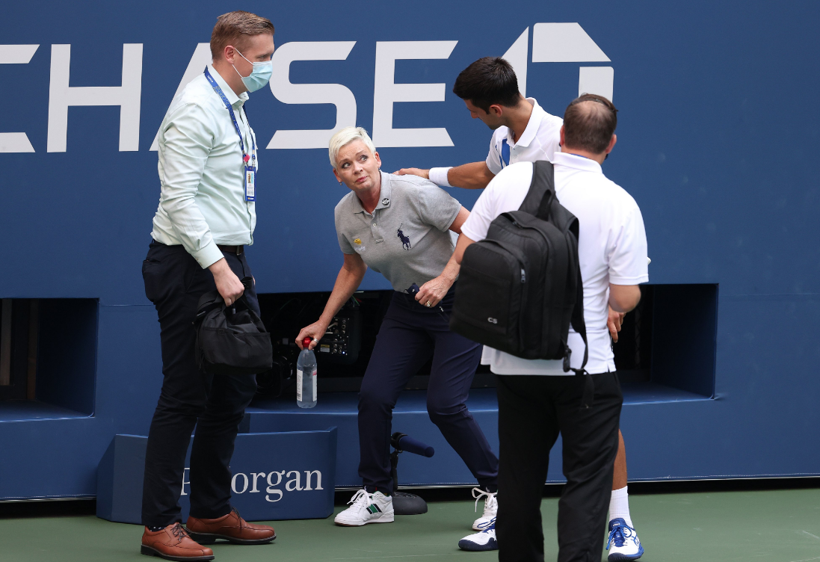 Novak Djokovic hakemin boğazına top attı diskalifiye edildi - Resim: 1