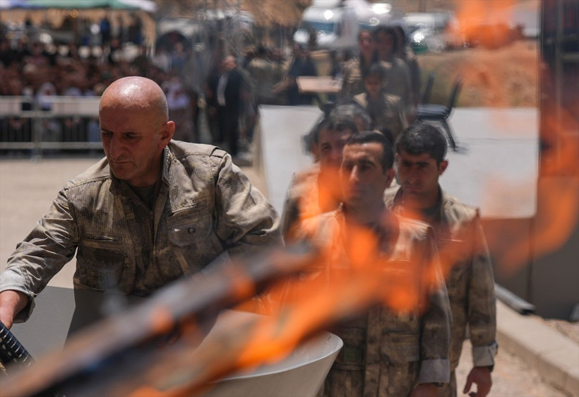 PKK'nın silah bırakma görüntüleri yayınlandı! PKK'lılar silahlarını ateşe böyle attı - Resim: 3