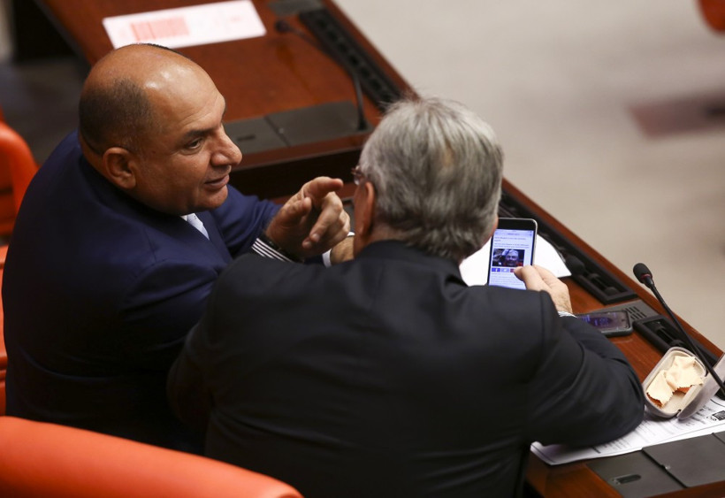 Deniz Baykal'ı şaşırtan kareler! Vekiller gösterince... - Resim: 2