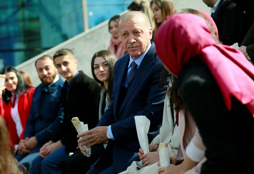 Erdoğan Atakule'de buluştuğu gençlerle program sonrası dürüm yedi - Resim: 1