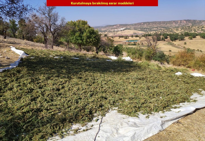 Diyarbakır'da terör örgütü PKK'ya büyük darbe! Tonlarca esrar ele geçirildi - Resim: 4