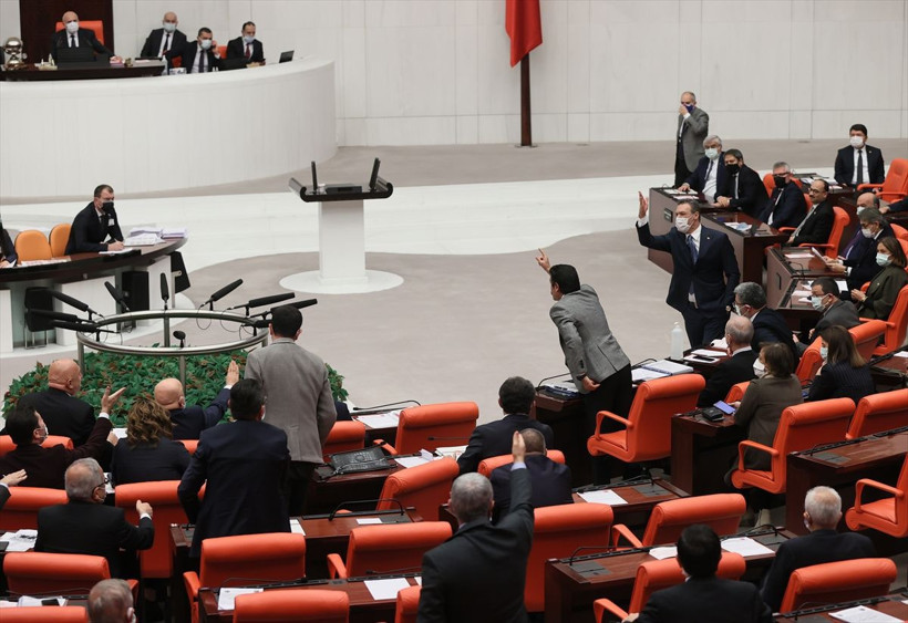 Meclis'te yılın son oturumunda yumruklu kavga! - Resim: 2