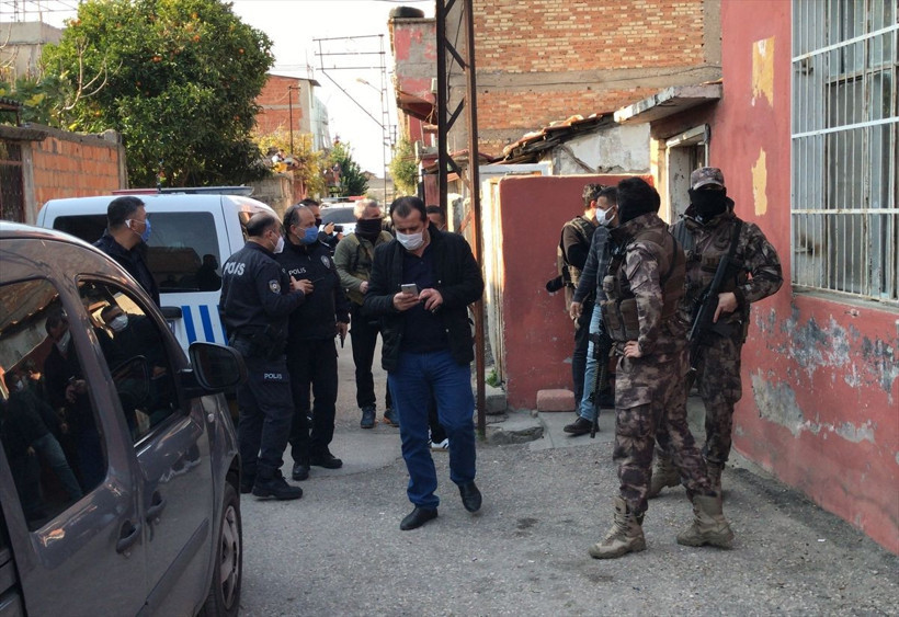 Adana’da polisten kaçarken kaza yapan araçtan çıktı polis mahalleyi ablukaya aldı - Resim: 3