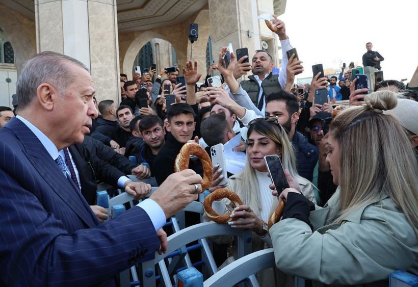 Cumhurbaşkanı Erdoğan, Taksim'de vatandaşlara simit ikram etti - Resim: 3