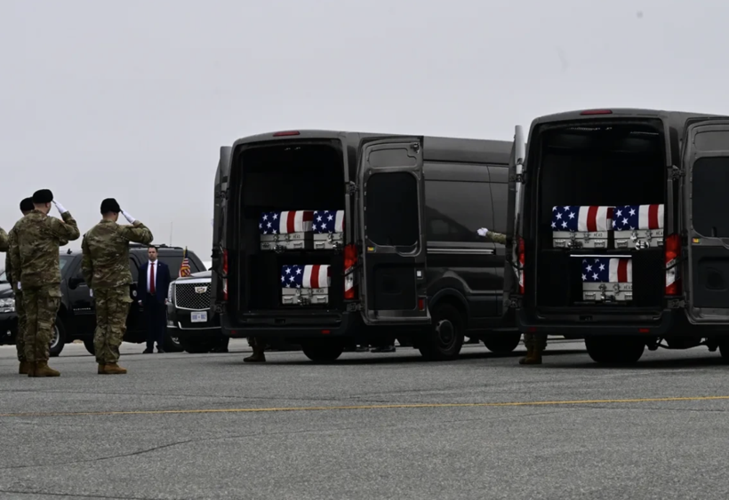 Trump İran savaşında öldürülen ABD askerlerinin naaşını böyle karşıladı - Resim: 4