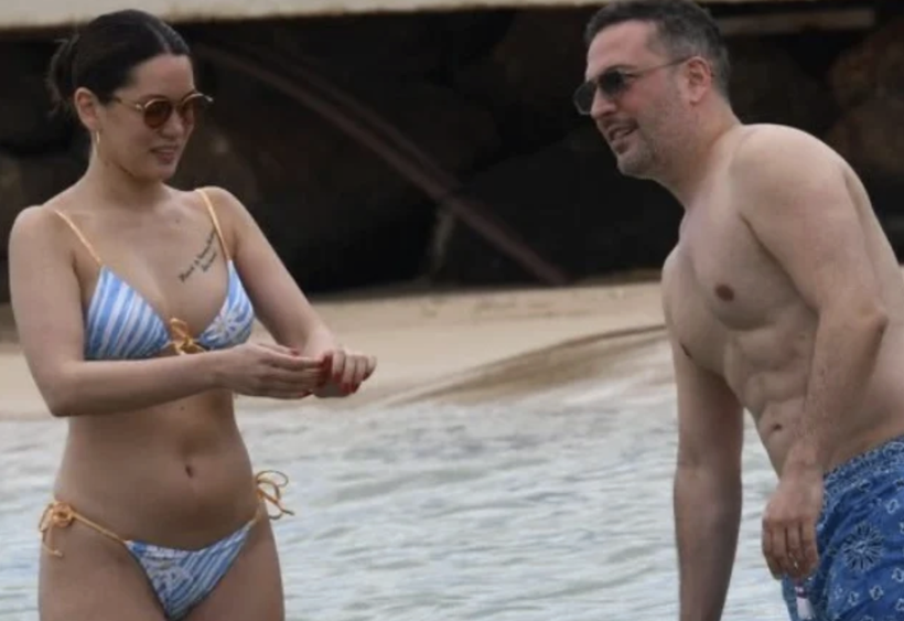 Romantik çift plaja indi! Gözler Oğuzhan Koç'a takıldı... - Resim: 1