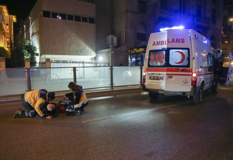 Ankara'da yol ortasına yatan kişi zor anlar yaşattı - Resim: 1