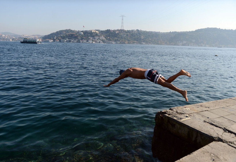 Bebek sahilinde ilginç görüntü poşete giren adamın amacı şaşırttı - Resim: 3