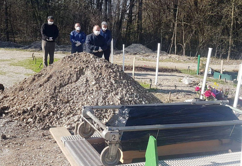 Koronavirüsten ölen Türk'le ilgili şok iddia tabutuna bakın ne yapıldı - Resim: 1