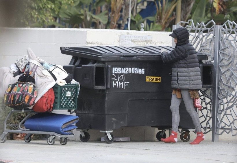 Çöp karıştırırken görüntülendi! Eski modeli gören tanıyamadı - Resim: 2