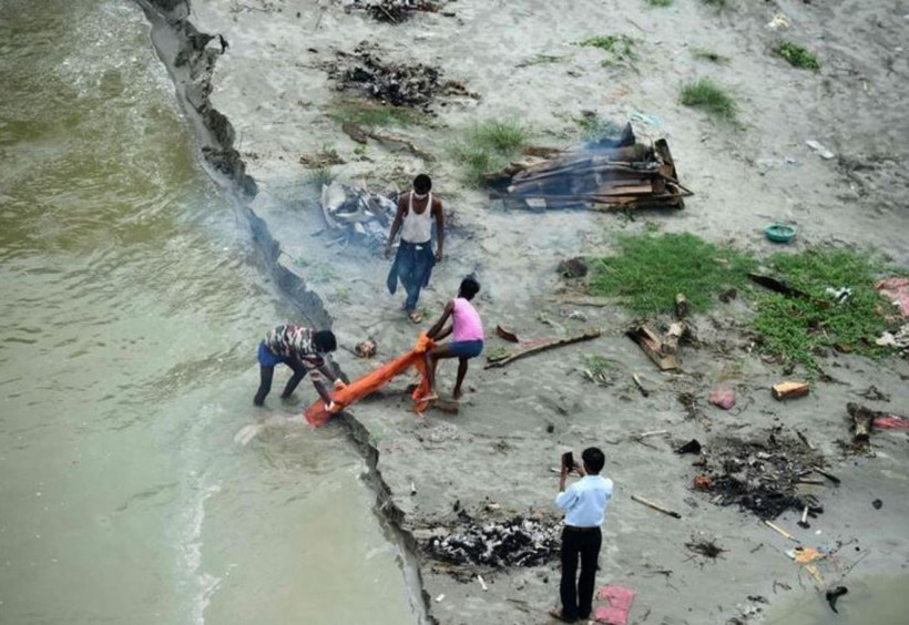 Ürküten görüntüler! Sel korona mezarlarını ortaya çıkardı dünya bu görüntüyü konuşuyor - Resim: 4