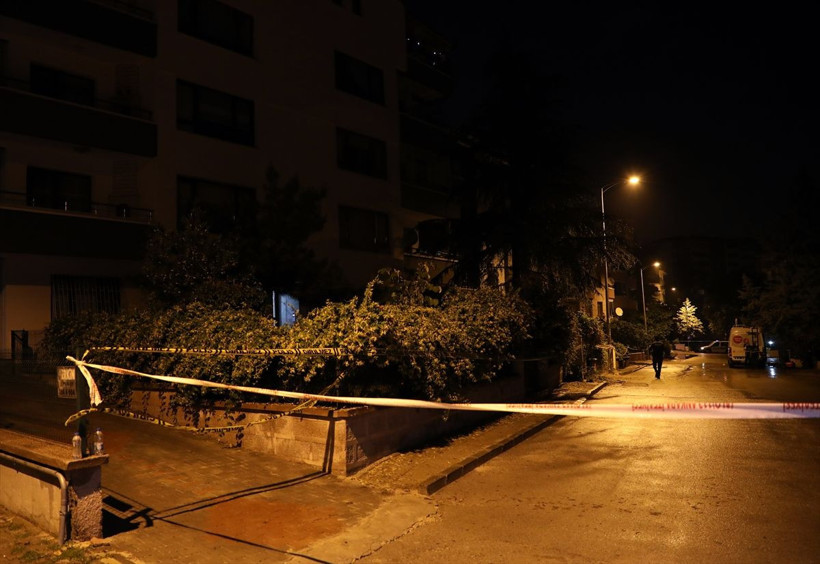 Ankara'da sağanak yağış sonrası faciadan dönüldü! Heyelan nedenile 4 apartman boşaltıldı - Resim: 1