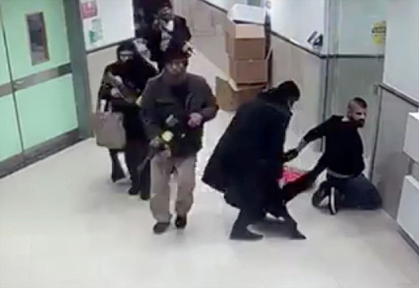 Hasta ve doktor kılığına girip hastaneye sızdılar, insanları acımasızca katlettiler - Resim: 2