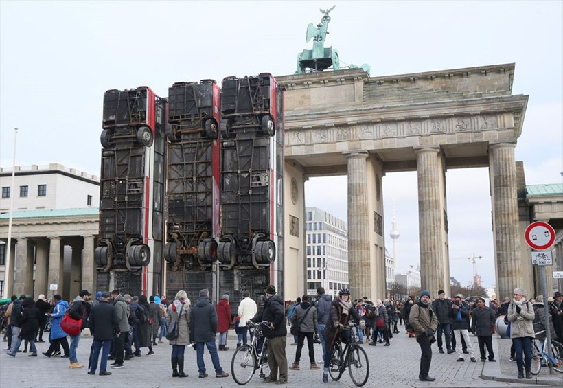 İnsanlık dramına 'otobüs barikatları' ile dikkat çekti! - Resim: 2
