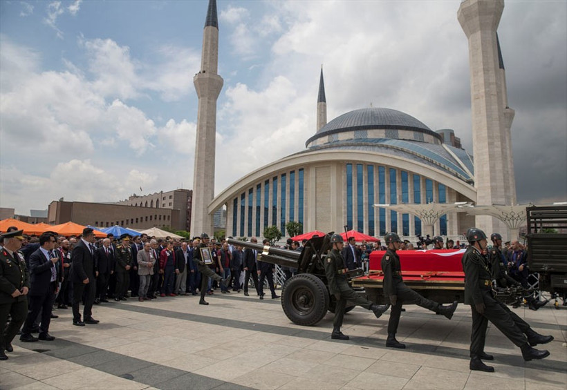 Şemdinli şehidinin cenaze töreninde dikkat çeken kare - Resim: 4