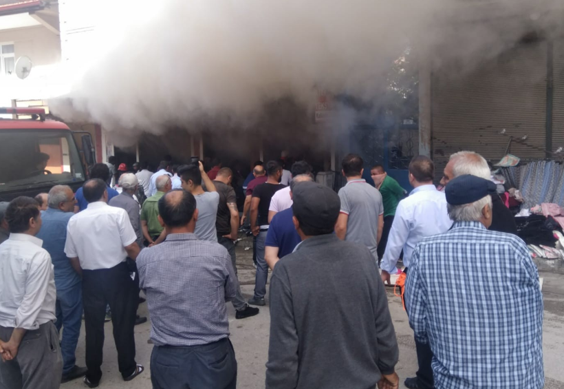 Çorum'daki tekstil mağazası kullanılmaz hale geldi! Ürünler apar topar dışarı çıkarıldı - Resim: 1