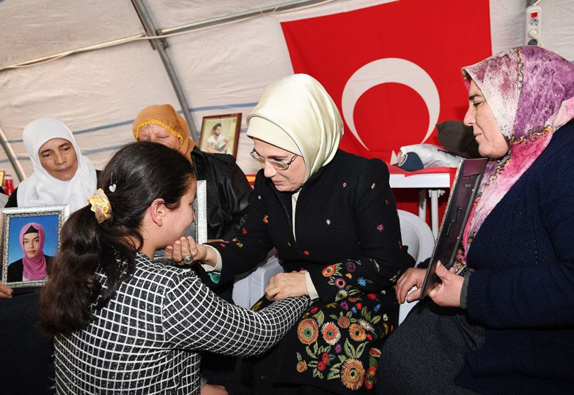 Emine Erdoğan HDP önündeki ailelere ziyaret etti duygulandıran anlar - Resim: 2